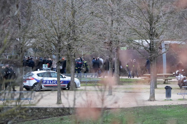 Atac cu cuţitul în apropiere de Paris: Este privilegiată pista teroristă