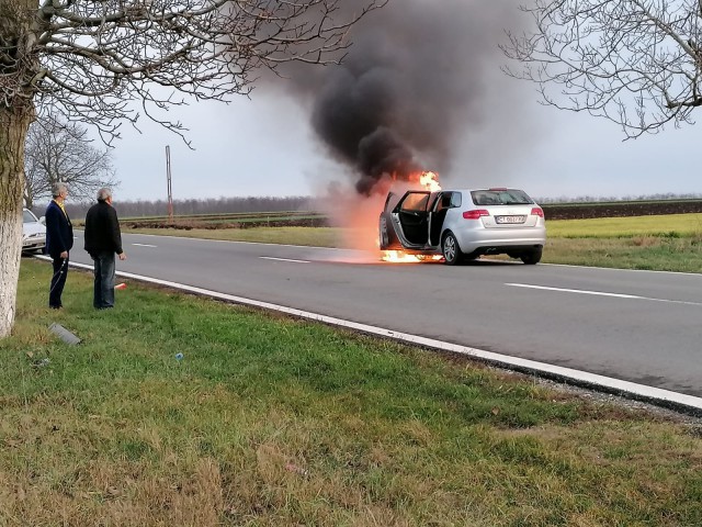 O mașină a luat foc, la ieşire din Cobadin!