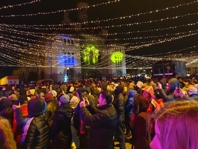 VIDEO! CONSTĂNȚENII AU ÎNTÂMPINAT NOUL AN ÎN PIAȚA OVIDIU