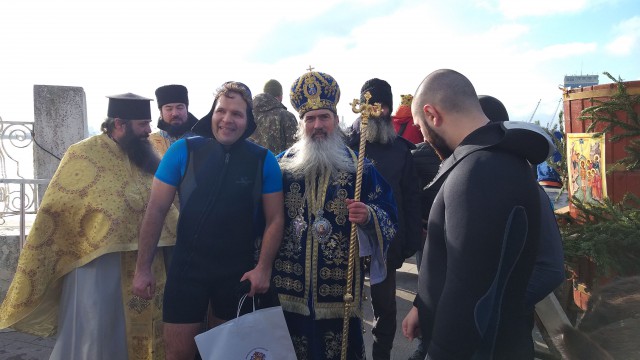 VIDEO! Codul galben de vânt nu l-a împiedicat pe ÎPS Teodosie să iasă în larg!