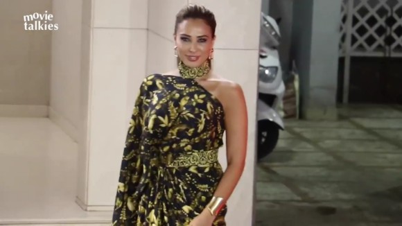 Iulia Vântur, sexy la ziua lui Salman Khan. Ținuta care i-a lăsat la vedere picioarele lungi