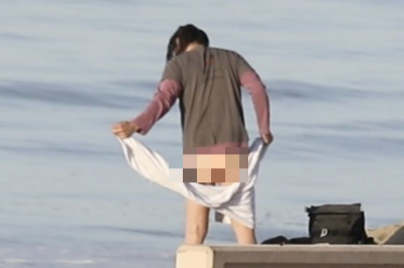Keanu Reeves, surprins în fundul gol la plajă în timp ce se schimba de slip