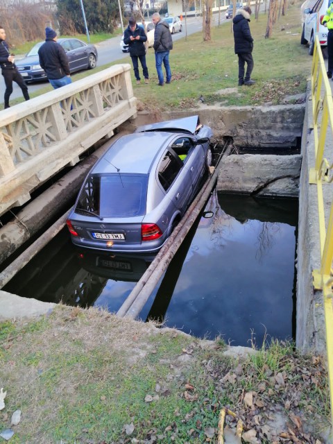 Un șofer BEAT a intrat cu mașina într-un CANAL, în Mamaia! VIDEO