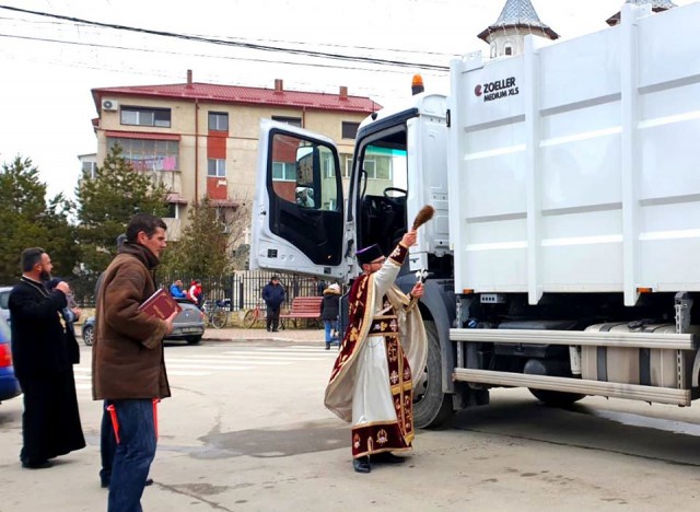 Mândria primarului din comuna Lumina: De Bobotează, preoții au sfințit mașina de gunoi!