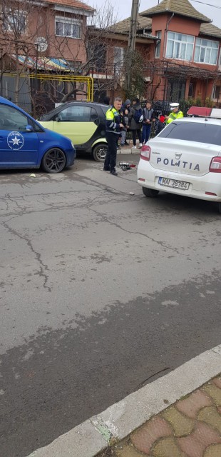 URMĂRIRI pe străzile din județ! Un șofer BEAT, DROGAT și FĂRĂ PERMIS a INTRAT în MAȘINA de POLIȚIE!