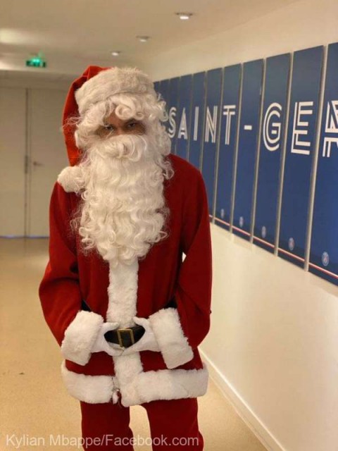 Mbappe, deghizat în Moş Crăciun pentru copiii de la PSG
