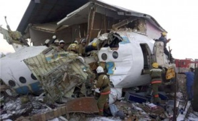Un avion cu 100 de persoane la bord s-a lovit de o clădire, după decolare