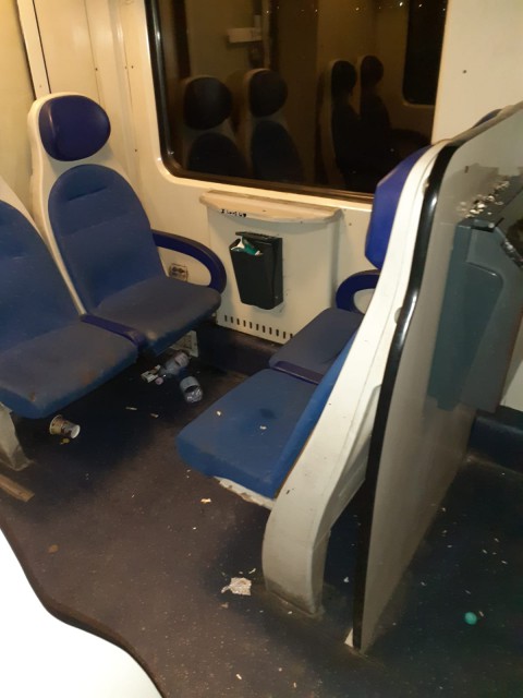 NEPĂSARE! Imagini revoltătoare dintr-un tren CFR, pe ruta București-Constanța