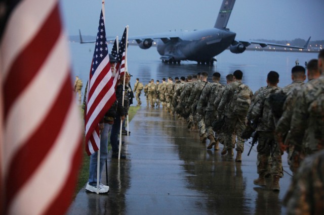 Coaliţia anti-SI din Irak anunţă că îşi suspendă activităţile militare