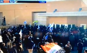 Ambasada SUA din Irak, incendiată de protestatari! Soldații americani s-au baricadat cu automatele în clădirea principală
