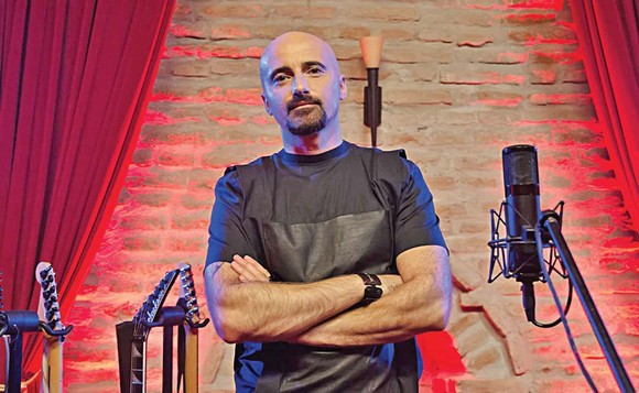 Voltaj lansează un single nou, pe scenă