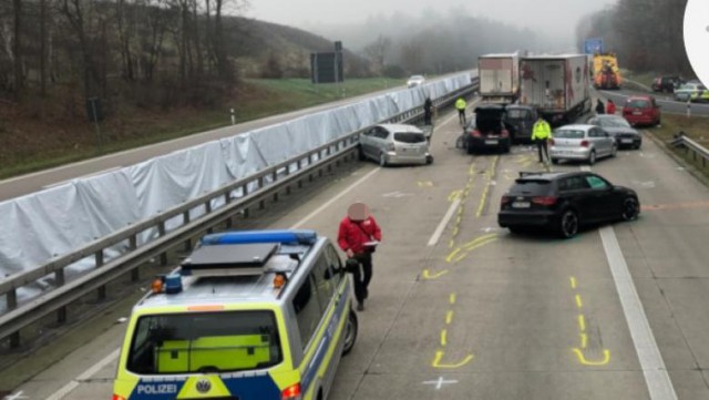 Şofer român de TIR, implicat într-un grav accident cu 12 maşini în Germania. Momentul impactului a fost surprins de camera de bord