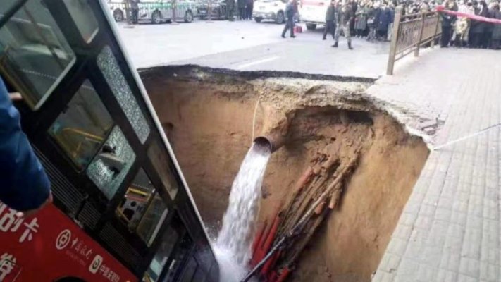 Scene terifiante pe o stradă din China: Un autobuz plin cu pasageri a fost înghițit de o groapă deschisă brusc în asfalt