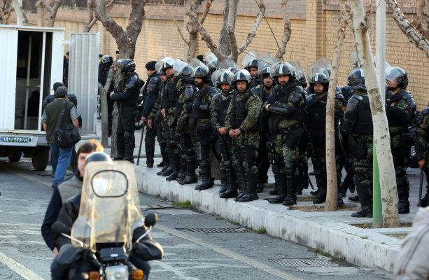 Iran: Şeful poliţiei din Teheran neagă că s-a tras în protestatari