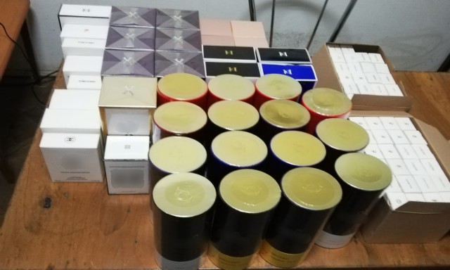 Parfumuri susceptibile a fi contrafăcute, confiscate în Vama Veche