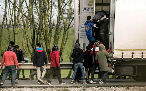 Belgia: 23 de migranţi descoperţi într-un camion frigorific la Zeebrugge