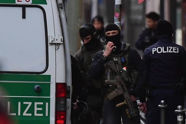 Germania: Poliţia desfăşoară percheziţii în „medii islamiste“ suspectate de pregătirea unui atentat