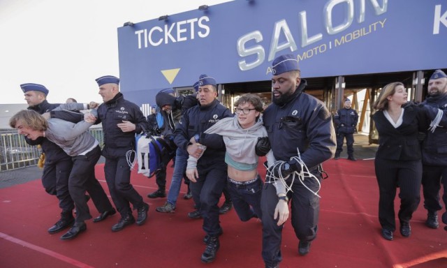 Proteste ale militanţilor Extinction Rebellion la salonul auto de la Bruxelles. Peste 100 de arestări