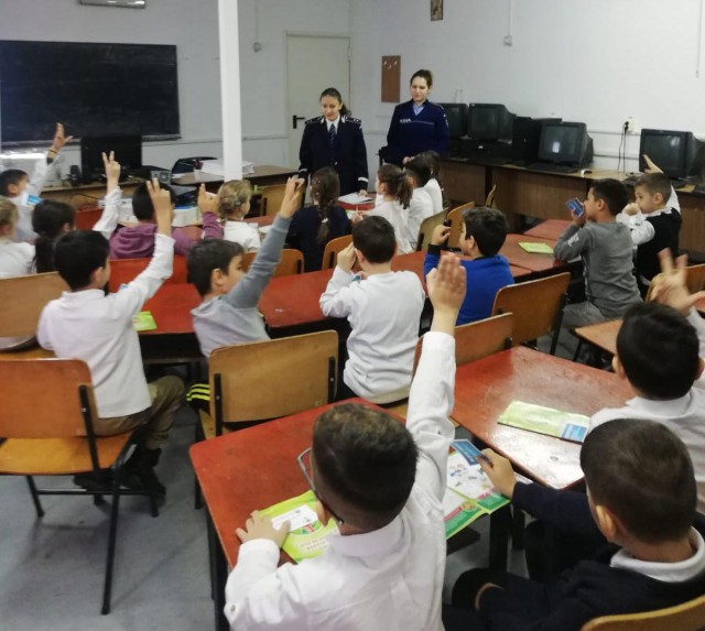 Polițiștii constănțeni, activități preventive în instituțiile de învățământ