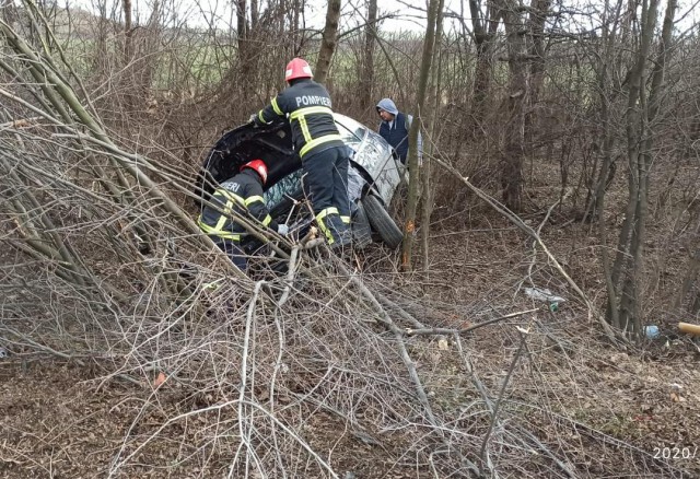 Accident rutier în Lazu: a intrat cu MAȘINA în POM!