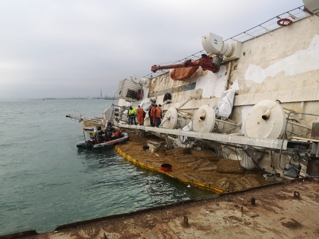 Încep manevrele pentru ranfluarea navei răsturnată. Detalii despre operaţiune. VIDEO