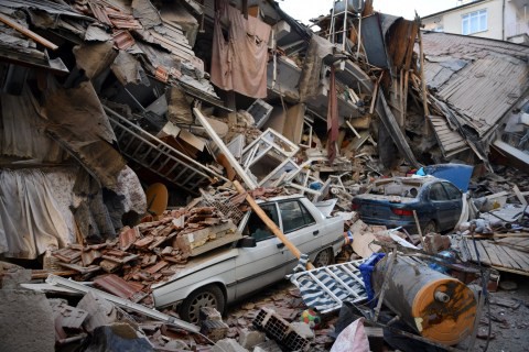 Turcia încheie operaţiunile de salvare în urma seismului soldat cu 41 de morţi