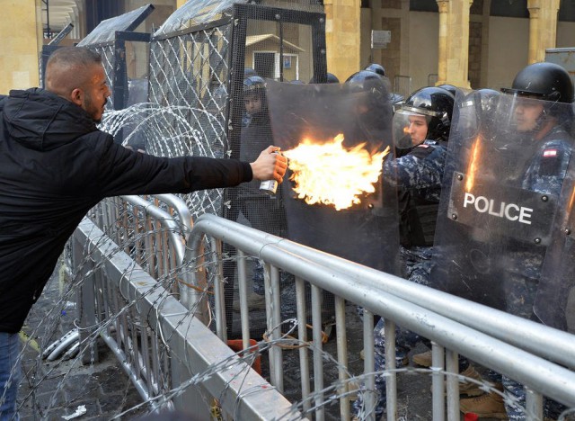 Ciocniri violente între protestatari şi forţele de ordine la Beirut