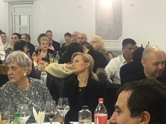 Simona Secrier, tristă la prima petrecere după moartea soțului. Ce bărbat a încercat să îi facă seara mai frumoasă