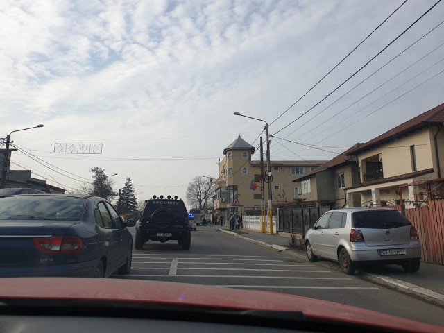 VIDEO! Tamponare în Valu: una dintre mașini, ridicată cu platforma