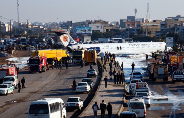 Un avion de pasageri iranian a ieşit de pe pistă direct în autostradă; pasagerii sunt în siguranţă