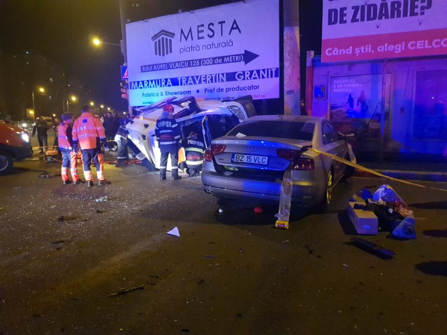 Accident pe Aurel Vlaicu: o AMBULANȚĂ s-a RĂSTURNAT! VIDEO
