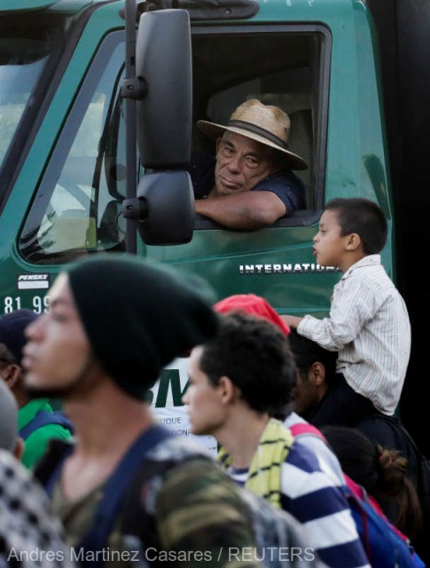 Mexic: 292 de migranţi, descoperiţi în două camioane