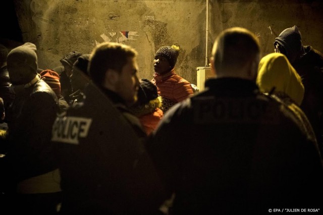 Poliţia din Paris a evacuat ultima mare tabără de corturi populată de migranţi