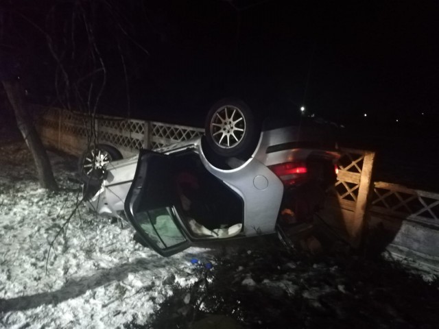 VITEZĂ și PERMIS SUSPENDAT: Un șofer a MURIT după ce a LOVIT sensul giratoriu și s-a RĂSTURNAT!