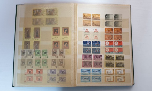 Albume cu timbre fără documente, descoperite de poliţiştii de frontieră