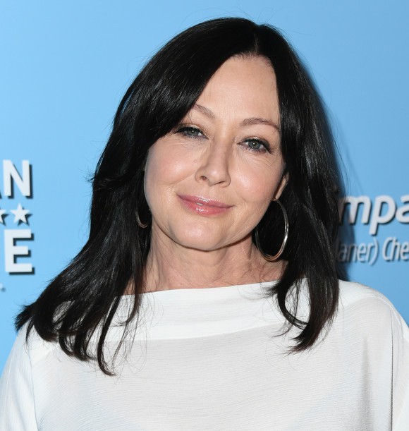Shannen Doherty e acuzată că se folosește de cancerul de gradul 4 pentru a face bani