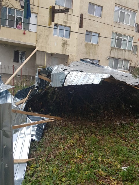 Vântul a smuls o bucată din acoperișul unui bloc din Mangalia. Video!
