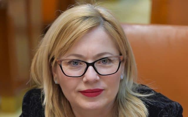 Iurişniţi (USR): Legea care acordă statut de autoritate publică profesorilor, profund neconstituţională; trebuie sesizată CCR