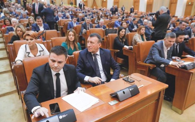 USR: Alegerea primarilor în două tururi, sacrificată pentru declanşarea alegerilor anticipate