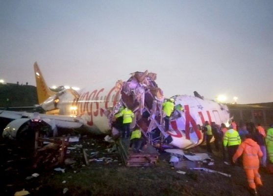 Un Boeing 737 Pegasus s-a rupt în două în timpul aterizării la Istanbul