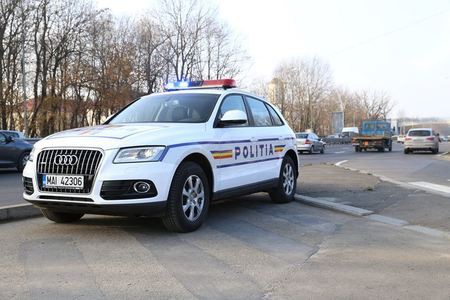 Doi tineri de 18 ani au spart un magazin. Au FURAT alimente şi ţigări