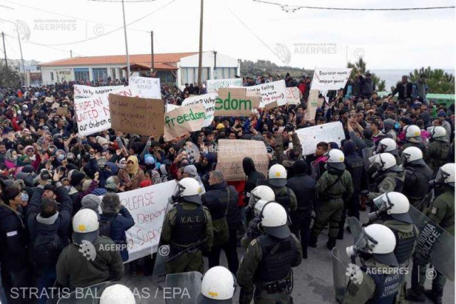 Confruntări între poliţie şi migranţii care protestează pe insula greacă Lesbos