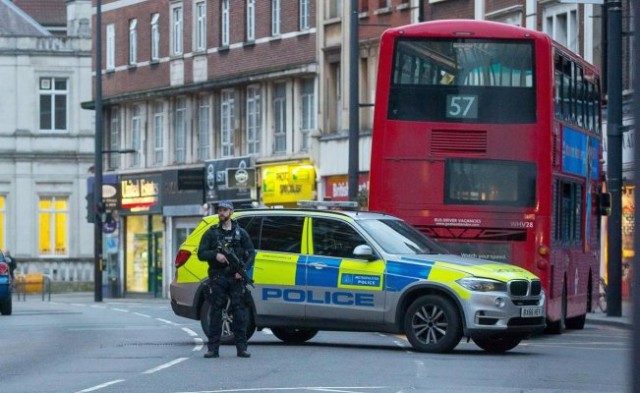 Atac cu cuţitul la Londra: Agresorul ucis de poliţie fusese eliberat recent din închisoare