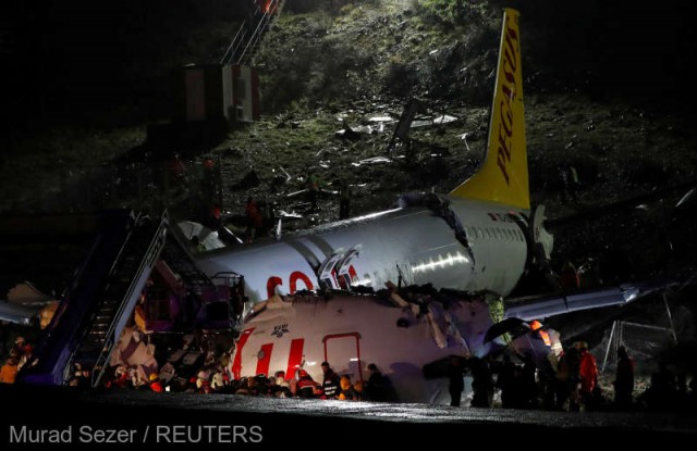 Turcia: Un avion s-a rupt în două, după ce a ieşit de pe pistă la aterizare pe aeroportul din Istanbul