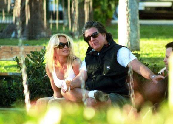 Pamela Anderson s-a despărțit de soțul ei după doar 12 zile de căsnicie