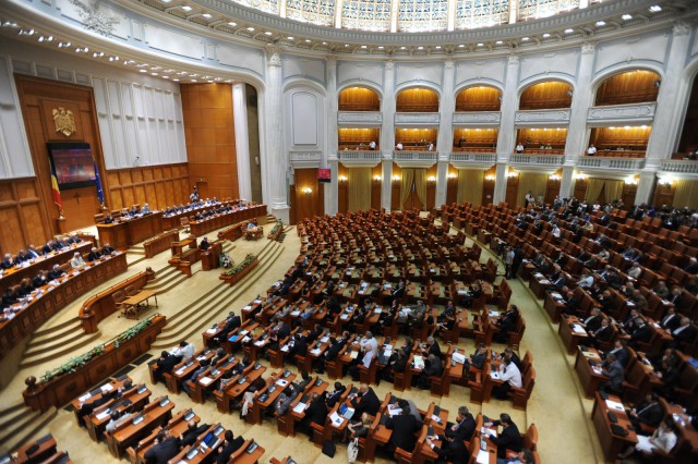 Parlamentarii vor vota joi printr-o aplicaţie informatică ce presupune accesarea unei adrese web