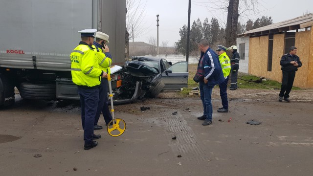 Val de accidente! Un şofer a intrat cu maşina în stâlp, la Medgidia: persoană ÎNCARCERATĂ!