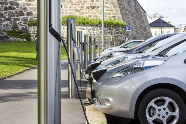 Mai mult de o sută de staţii noi de încărcare a maşinilor electrice vor apărea în România