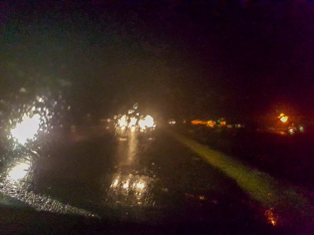 ATENȚIE, ȘOFERI! Plouă TORENȚIAL pe A2!