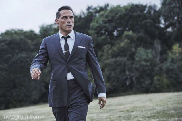 Rufus Sewell îl va interpreta pe tatăl lui Elvis Presley într-un film regizat de Baz Luhrmann
